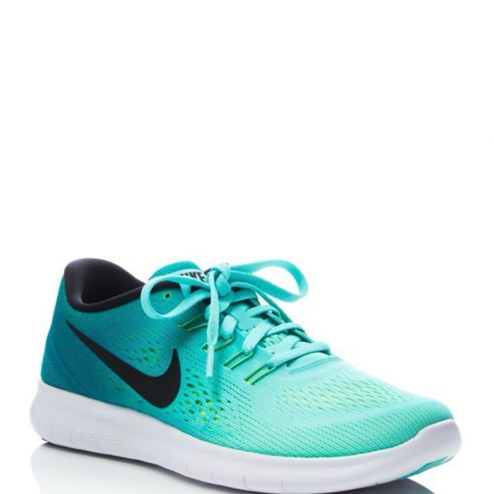 NWT Nike woman’s free rn sneakers size 9.5
